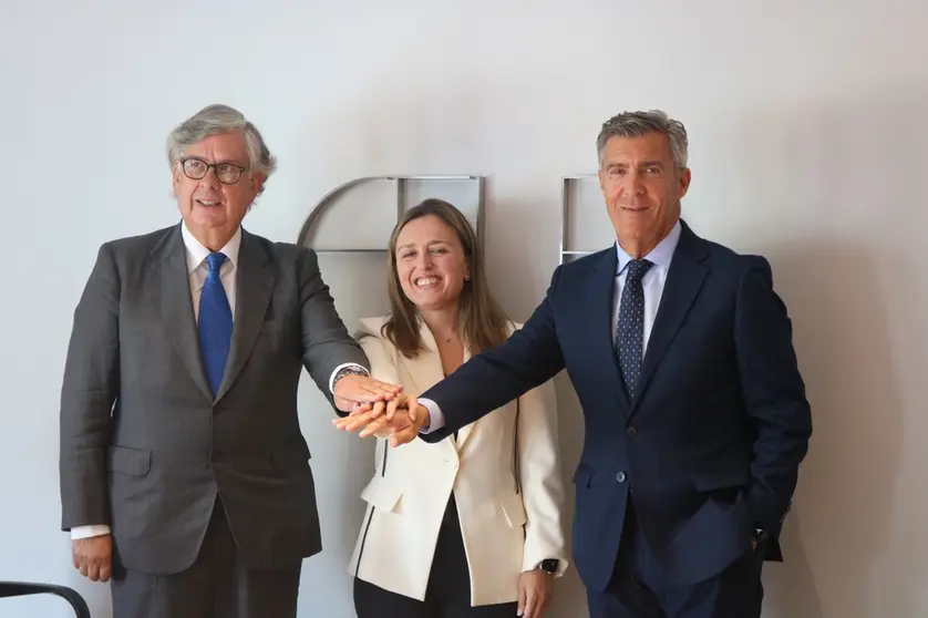 Los presidentes de la CEG, Juan Manuel Vieites, FADE, Mar&iacute;a Calvo, y FELE, Javier Cepedano,dieron una rueda de prensa conjunta sobre el Corredor Atl&aacute;ntico.