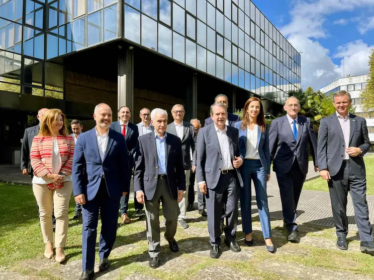 Inversores y promotores de SPARC, junto a los representantes gubernamentales, en la visita al edificio de L&oacute;pez Mora, en Vigo