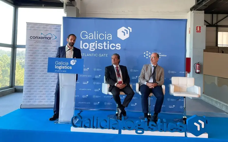 El presidente del Cl&uacute;ster da Funci&oacute;n Lox&iacute;stica, Xo&aacute;n Mart&iacute;nez, acompa&ntilde;ado por los presidentes de Conxemar, Eloy, y del Puerto de Vigo, Jes&uacute;s V&aacute;zquez Almu&iacute;&ntilde;a.