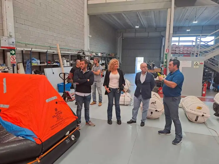 La gerente de SEA y el alcalde de Catoira visitaron las instalaciones de Ibermar en el pol&iacute;gono empresarial del municipio.