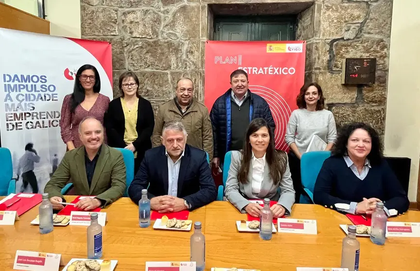 Participantes en la mesa de trabajo de Tabeir&oacute;s, Terra de Montes y Deza.