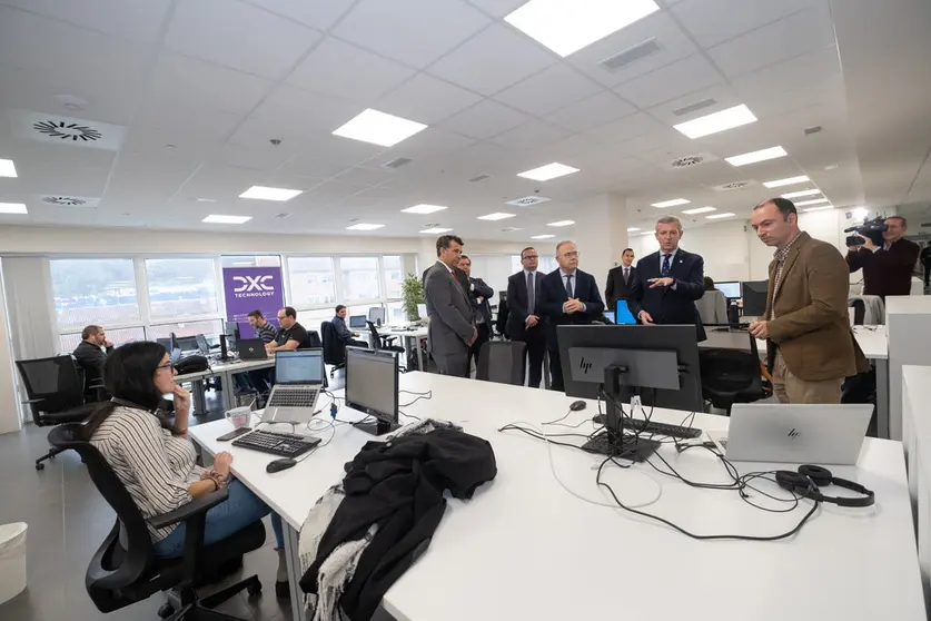 El presidente de la Xunta, Alfonso Rueda, durante la visita a la nueva sede del CEIN de DXC en Santiago./D.CABEZ&Oacute;N. XUNTA DE GALICIA.