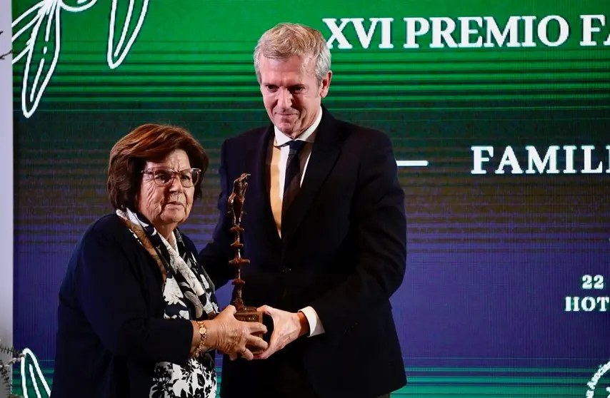 O presidente da Xunta entregando o galard&oacute;n A M&ordf; del Carmen Canal./PUNTO GA. M.RIOPA.