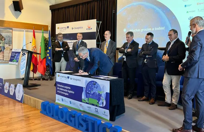 Los socios de CoLogistics firmando el protocolo para crear la primera estructura de colaboraci&oacute;n log&iacute;stica de la Eurorregi&oacute;n.