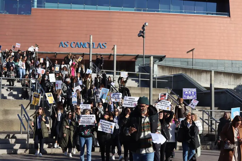 Manifestaci&oacute;n de traballadoras das tendas de Inditex &aacute;s portas do C.C. Cancelas, en Santiago./CIG.