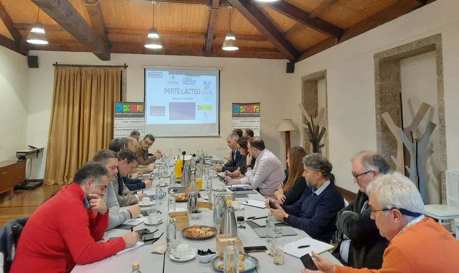 Reuni&oacute;n de presentaci&oacute;n del proyecto tractor para el sector l&aacute;cteo desarrollado por Clusaga.