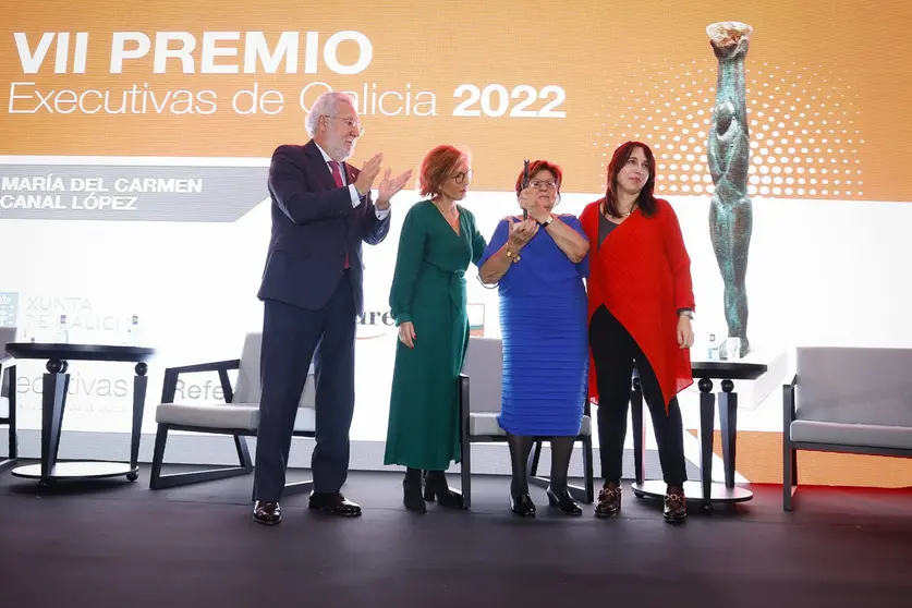 El presidente del Parlamento, la presidenta de Executivas, la galardonada, Mar&iacute;a del Carmen Canal, y la conselleira de Promoci&oacute;n do Emprego e Igualdade.