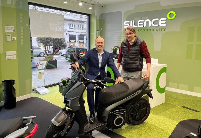 David Regades con Diego Barreiro, responsable de la flagship store de Silence en Vigo.