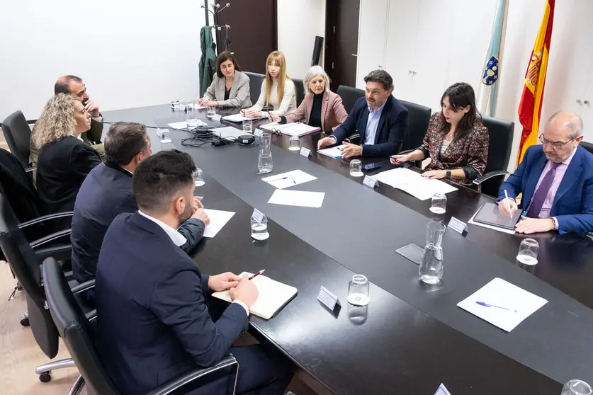 A conselleira de Promoci&oacute;n do Emprego e Igualdade, Mar&iacute;a Jes&uacute;s Lorenzana, e o secretario xeral da Emigraci&oacute;n, Antonio Rodr&iacute;guez Miranda, manter&aacute;n un encontro para avanzar nos programas de emprego da Estratexia Retorna 2026. 

foto xo&aacute;n crespo
