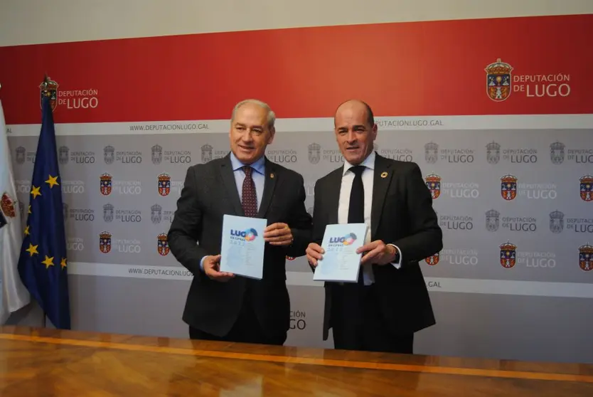 El presidente de la Diputaci&oacute;n de Lugo, Jos&eacute; Tom&eacute;, y el secretario de la CEL, Jaime L&oacute;pez, posan con el estudio Lugo en Cifras.