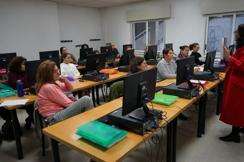 Curso de COGAMI en Santiago de operaci&oacute;ns auxiliares e servizos administrativos