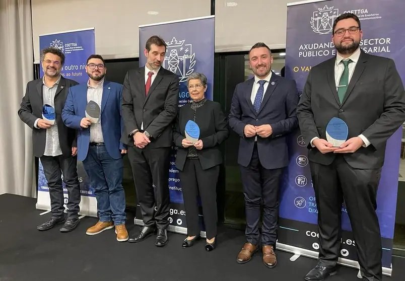 Los galardonados con los Premios Enxe&ntilde;o 2023 junto al decano del COETTGA