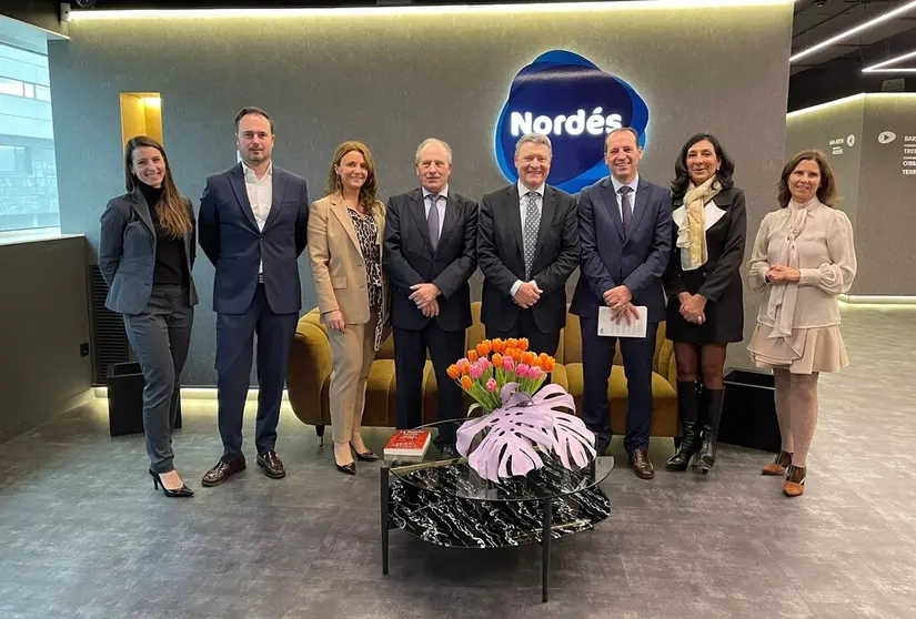 Jordi Sevilla, cuarto por la dcha., con parte de la Junta Directiva de Nord&eacute;s y Juan Carlos Ramos, tercero por la dcha.,

socio en Galicia de PriceWaterhouseCoopers, empresa patrocinadora del evento-