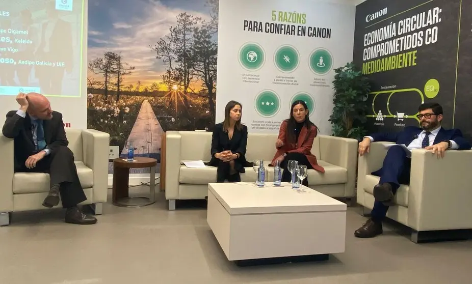 Carlo Casal, Natalia Vieites, Elena Rodr&iacute;guez y Emilio P&eacute;rez participaron en la mesa redonda sobre los cambios en materia laboral.
