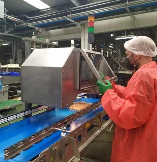 Investigador de Anfaco trabajando con el prototipo de maquina de control de grasa y humedad del at&uacute;n.