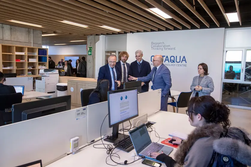 Francisco Conde, acompa&ntilde;ado del alcalde de Santiago y la directora de Gain y directivos de Viaqua y Cetaqua, en las instalaciones de esta &uacute;ltima en Santiago.