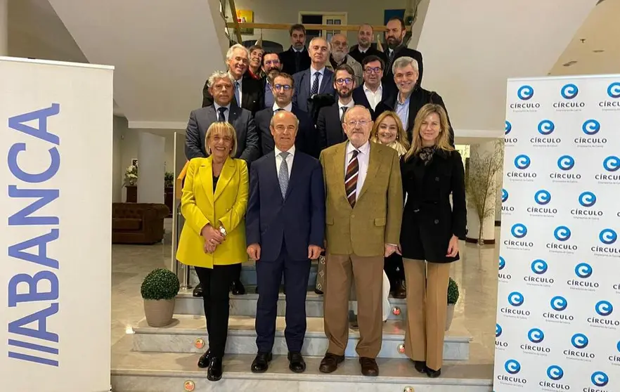 Emilio Real (2&ordm; por la izq. en la primera fila) protagoniz&oacute; el Almuerzo de Alta Direcci&oacute;n del C&iacute;rculo y Abanca.