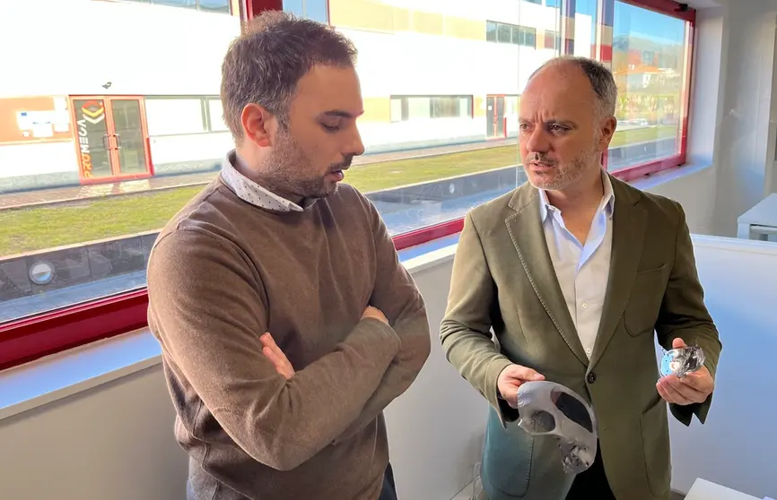 David Regades (der.) con uno de los socios de Galician Medical Manufacturing, en sus instalaciones de Porto do Molle.