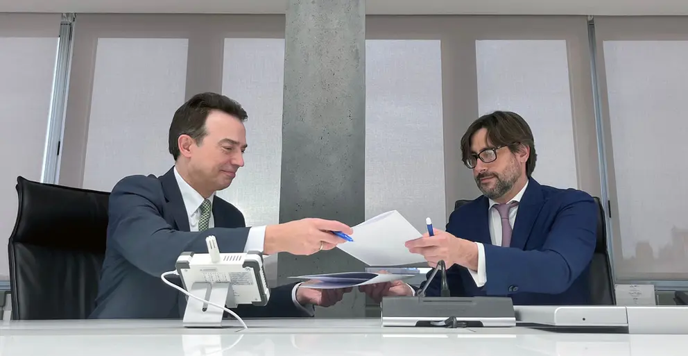 de Enag&aacute;s y Emilio Bruquetas, director general de Reganosa, sellan el acuerdo.
