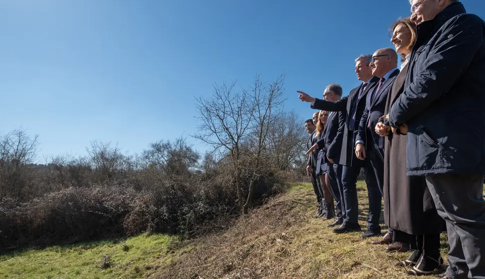 Las autoridades observando los terrenos en que se ampliar&aacute; el pol&iacute;gono de San Cibrao das Vi&ntilde;as.