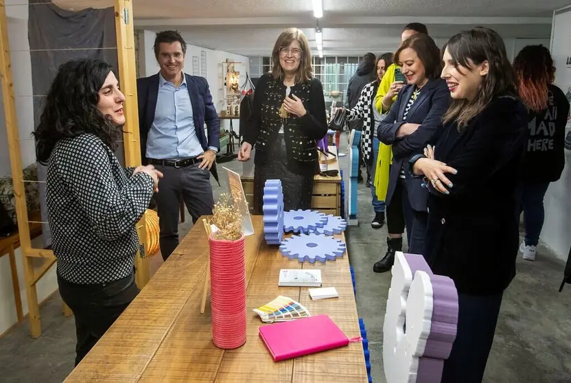 A conselleira de Promoci&oacute;n do Emprego e Igualdade, Mar&iacute;a Jes&uacute;s Lorenzana, visita Creativas Galegas, firma beneficiaria do programa auton&oacute;mico Emega de axudas ao emprendemento feminino .