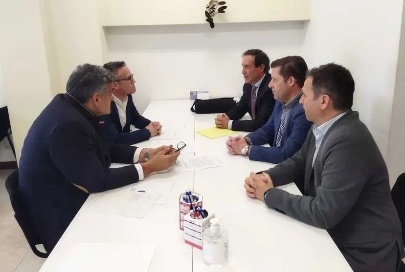 Los representantes de la AEESP reunidos con ,del proyecto Julio Verne.