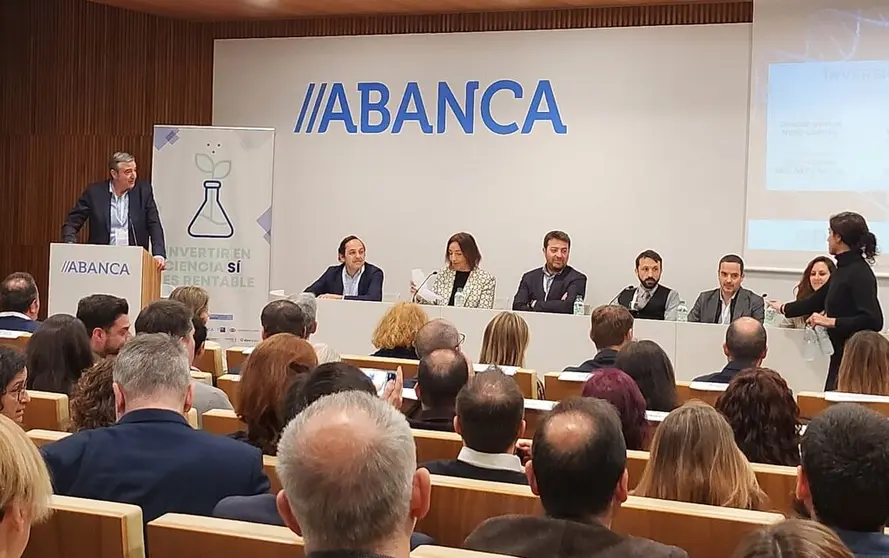 Participantes en la jornada "Invertir en ciencia s&iacute; es rentable", celebrada en Santiago.