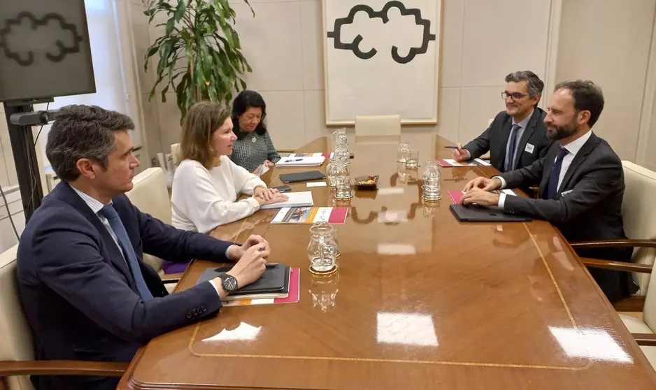 El gerente y el presidente del Cl&uacute;ster da Funci&oacute;n Lox&iacute;stica de Galicia (der.) fueron recibidos en Madrid por la secretaria general de Transportes y Movilidad y el director general de Transportes Terrestres del MITMA.
