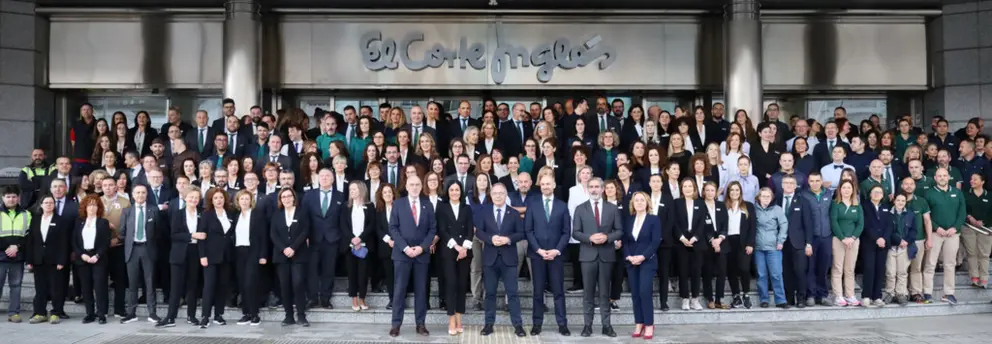 Foto de familia de autoridades, directivos y parte del equipo de El Corte Ingl&eacute;s de Santiago.