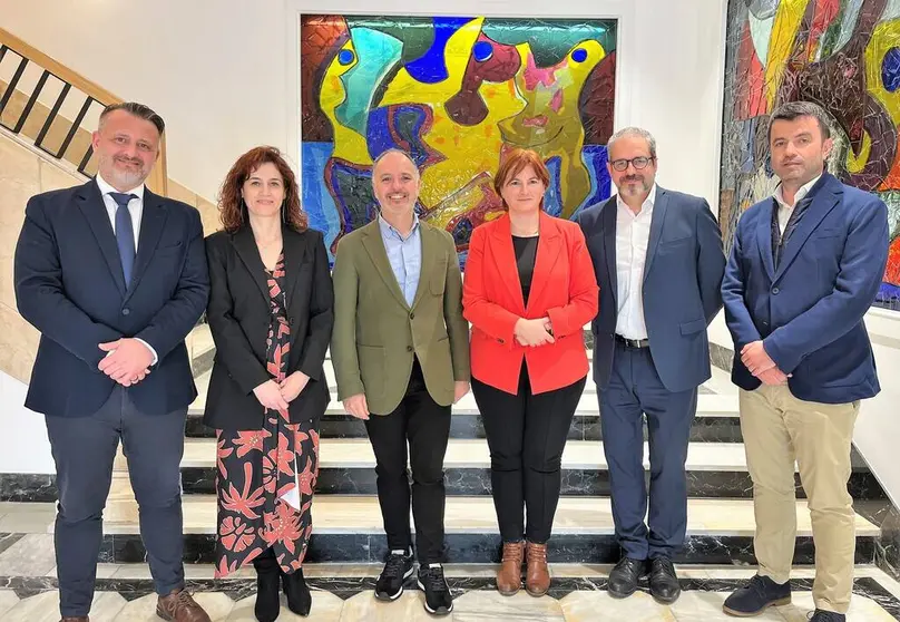 Juan Manuel L&oacute;pez-Gallego, Sales Manager de H2B2; Mayka Vila Comesa&ntilde;a, Delegada de Imesapi Galicia; David Regades, Delegado de Estado en el Consorcio de la Zona Franca de Vigo; &Aacute;frica Castro, Directora de Estrategia, Desarrollo de Negocio y Comunicaci&oacute;n de H2B2; Tom&aacute;s Omar Bravo Mart&iacute;n, Director de Producci&oacute;n de Imesapi; y Juan Francisco P&eacute;rez Moraleda, Director de Contrataci&oacute;n de Imesapi.