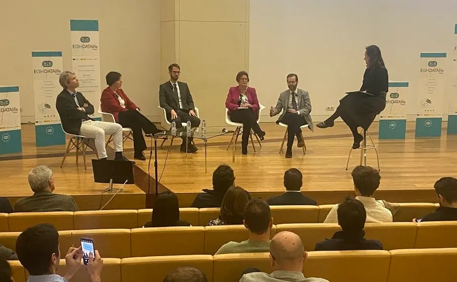 Mesa sobre "Retos sectoriales y digitalizaci&oacute;n" con Carme Pamp&iacute;n, por el Cluster Tecnol&oacute;xico Empresarial das Ciencias da Vida (Bioga); Ricardo Gonz&aacute;lez, por Cl&uacute;ster da Madeira e o Dese&ntilde;o de Galicia (CMD); Roc&iacute;o Mosquera, por el Cluster Sa&uacute;de de Galicia (CSG); Santiago Cabaleiro, por el Cl&uacute;ster da Acuicultura de Galicia (CETGA) y Roberto C. Alonso, por ANFACO-CECOPESCA.