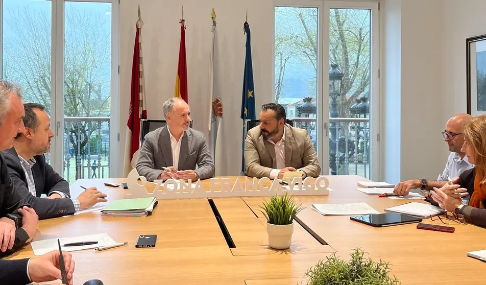 El delegado de Zona Franca y el alcalde de Gondomar, en un encuentro al que asistieron t&eacute;cnicos municipales y del Consorcio y el presidente de la asociaci&oacute;n de empresarios.