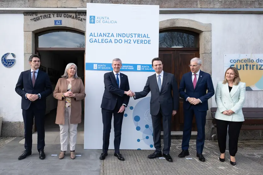 El presidente de la Xunta, Alfonso Rueda, y el consejero delegado de Enag&aacute;s, en la firma del "Pacto pola enerx&iacute;a" en Guitiriz, junto a otras autoridades.
