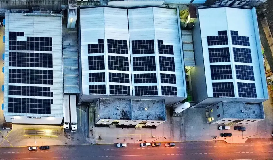 Cubierta con paneles fotovoltaicos en la planta de Atunlo en Cambados.