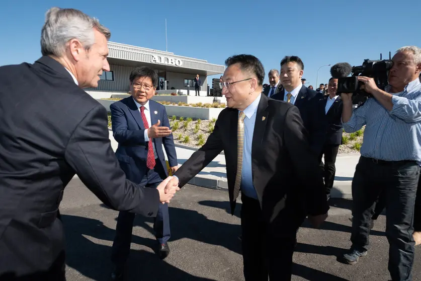 El presidente de la Xunta (izq.) saluda a los directivos chinos de Conservas Albo.