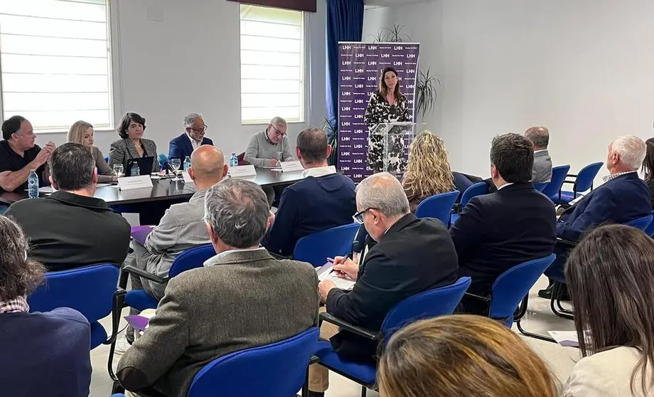 La directora xeral de Relaci&oacute;ns Laborais de la Xunta, Elena Mancha, interviniendo en la jornada.
