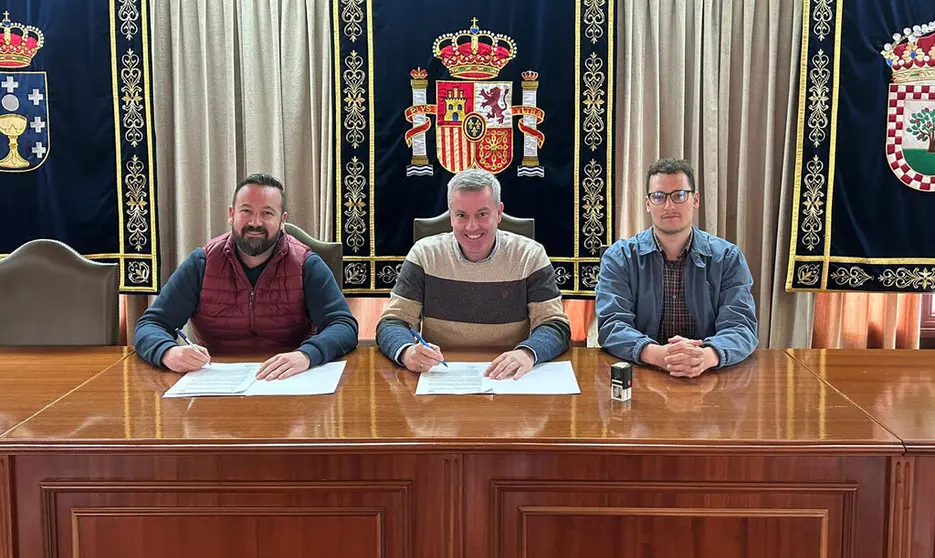 abier Monteagudo, responsable de Promoci&oacute;n de Capital Energy en Galicia, Luis Antonio G&oacute;mez Pi&ntilde;a, alcalde de A Ca&ntilde;iza, y Mart&iacute;n Fabeiro, del equipo de Promoci&oacute;n de la empresa en Galicia.