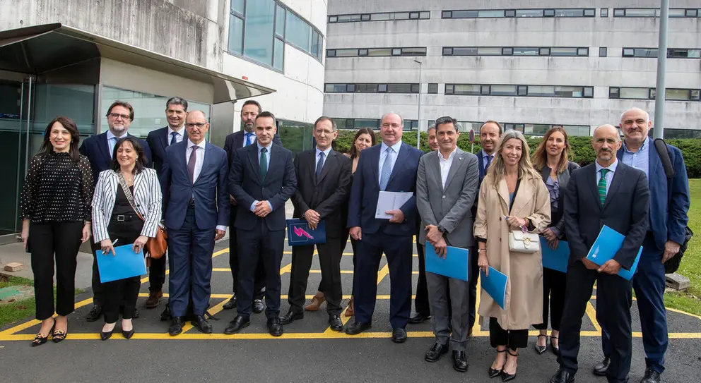 El director del Igape (4&ordm; por la izq.) con representantes de las SGR Afigal, Sogarpo e I