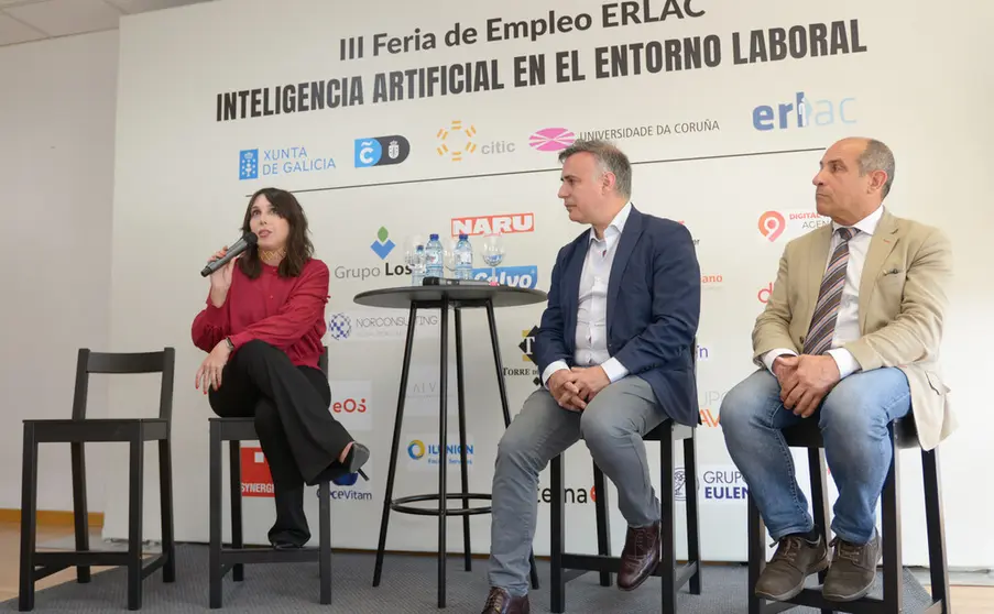 La conselleira Mar&iacute;a Jes&uacute;s Lorenzana, en la Feria de Empleo de la Escola de Relaci&oacute;ns Laborais de A Coru&ntilde;a.