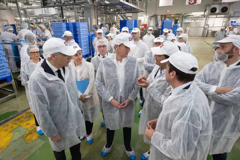 El presidente de la Xunta visit&oacute; las instalaciones de Jealsa en Boiro. /DAVID CABEZ&Oacute;N.