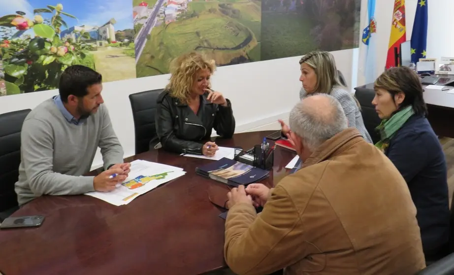 La gerente de &ldquo;SEA&rdquo;, Beatriz Sestayo y la alcaldesa de Vimianzo, M&oacute;nica Rodr&iacute;guez, se reunieron con empresarios de la zona.