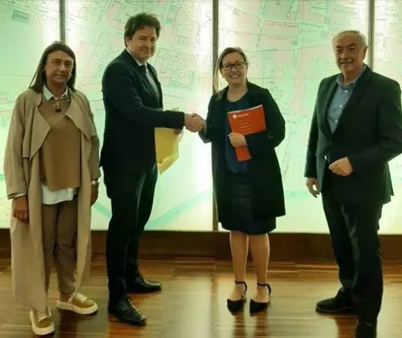 Firma del convenio entre el Colegio de Economistas de Ourense y