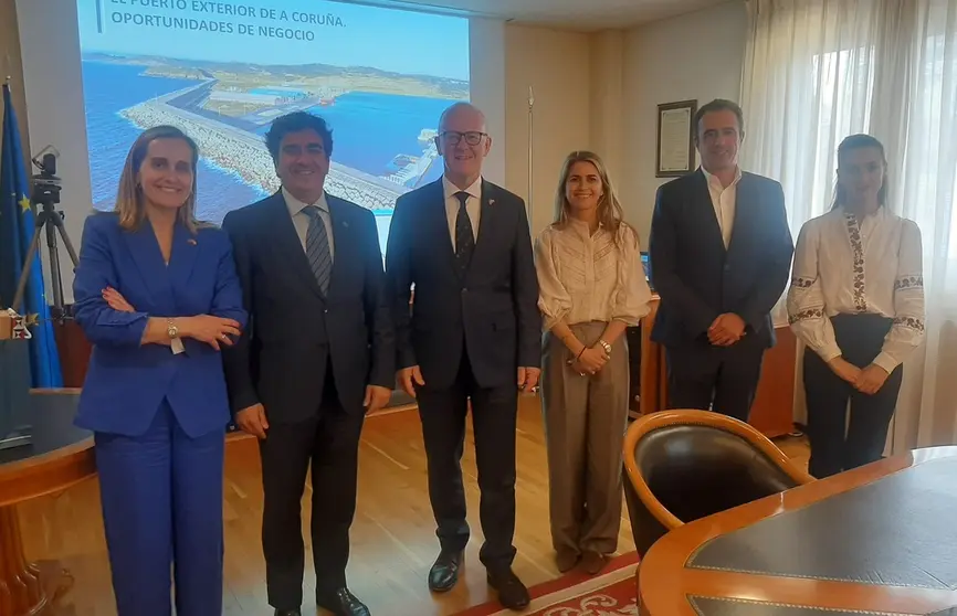 El embajador y la delegaci&oacute;n noruega, en la reuni&oacute;n con representantes del Puerto de A Coru&ntilde;a, encabezados por su presidente, Mart&iacute;n Fern&aacute;ndez Prado.