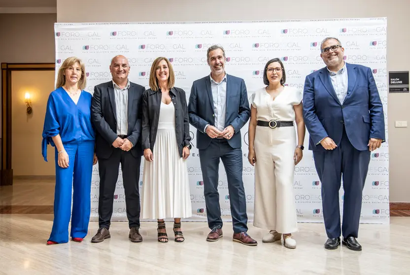 De izquierda a derecha, Carmen Rodr&iacute;guez, Mino Mart&iacute;nez , Isabel Fraga, Celso G&aacute;ndara (presidente ForoEsGal), Ana Olveira y Eduardo Salido.