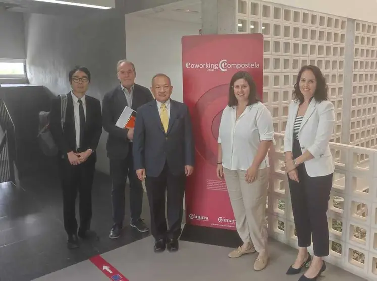 En el centro de la imagen, el embajador de Tailandia, Vosita Vorasaph, y la presidenta de la C&aacute;mara de Santiago, Mar&iacute;a Pais.