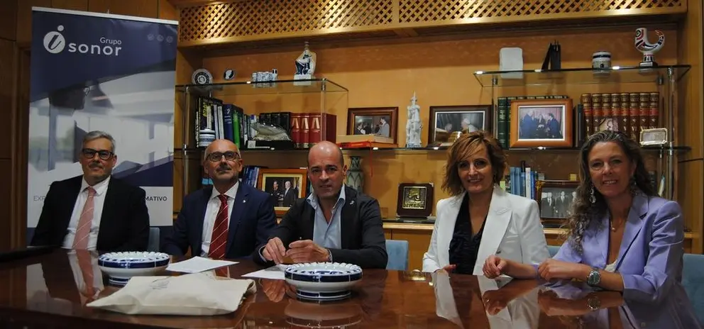 Reuni&oacute;nd e traballo entre membros do grupo Isonor e a Confederacio&oacute;n de Empresarios de Lugo.