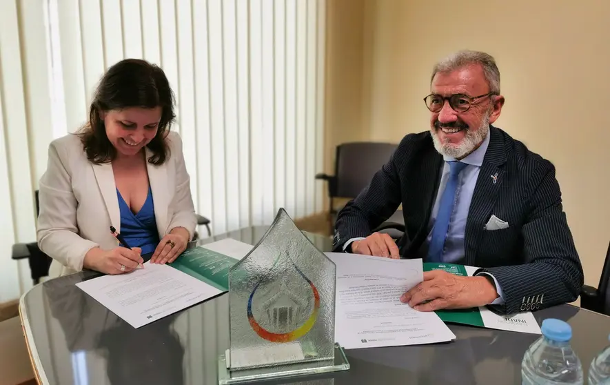 La presidenta de la&nbsp;Asociaci&oacute;n de Empresarios de&nbsp;Pocomaco, Luc&iacute;a L&oacute;pez Teijeira, y el presidente de Fundaci&oacute;n Inade, Jos&eacute; Ram&oacute;n&nbsp;Santamar&iacute;a.