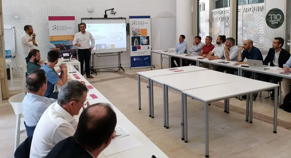 Reuni&oacute;n entre representantes del Cl&uacute;ster del Ecommerce de Galicia junto con el Cl&uacute;ster de la Funci&oacute;n Log&iacute;stica.