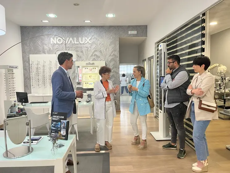 Visita de secretaria xeral de Igualdade e do delegado territorial da Xunta en Lugo a unha das beneficiarias do programa Emega.