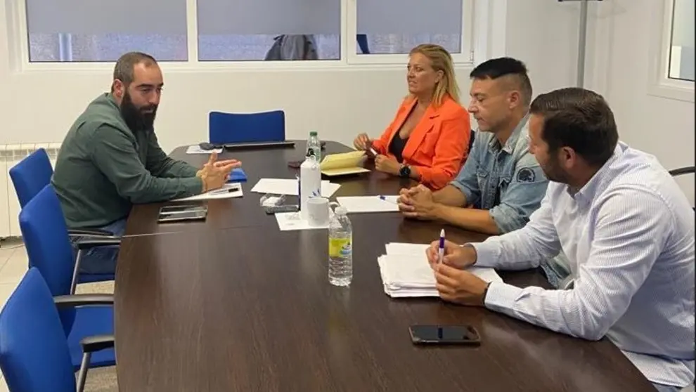 Encuentro entre Beatrz SEstayo, gerente de SEA y Ram&oacute;n Bustelo, alcalde de Rianxo.